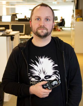 John-André Bjørkhaug med en smartkortemulator.