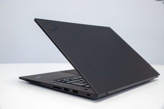 Lenovo Thinkpad X1 Extreme sett bakfra.