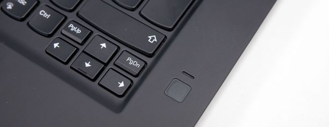 PC-en har både fingeravtrykksleser og ansiktsgjenkjenning.