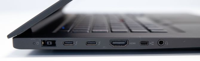På venstre side er det to USB-C-porter med Thunderbolt 3-støtte, i tillegg til HDMI-kontakt (full størrelse), kontakt til Ethernet-adapter, ladekontakt, samt 3,5 mm hodetelefonutgang.