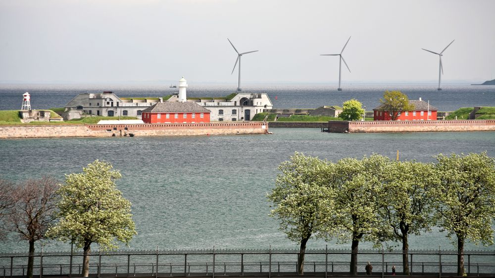 Illustrasjonsbilde som viser en havvindpark i Øresund-kanalen, København i 2008.