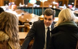 Fredrik Berg og to kvinner med ryggen til kamera, med høyesterettssalen i bakgrunnen.