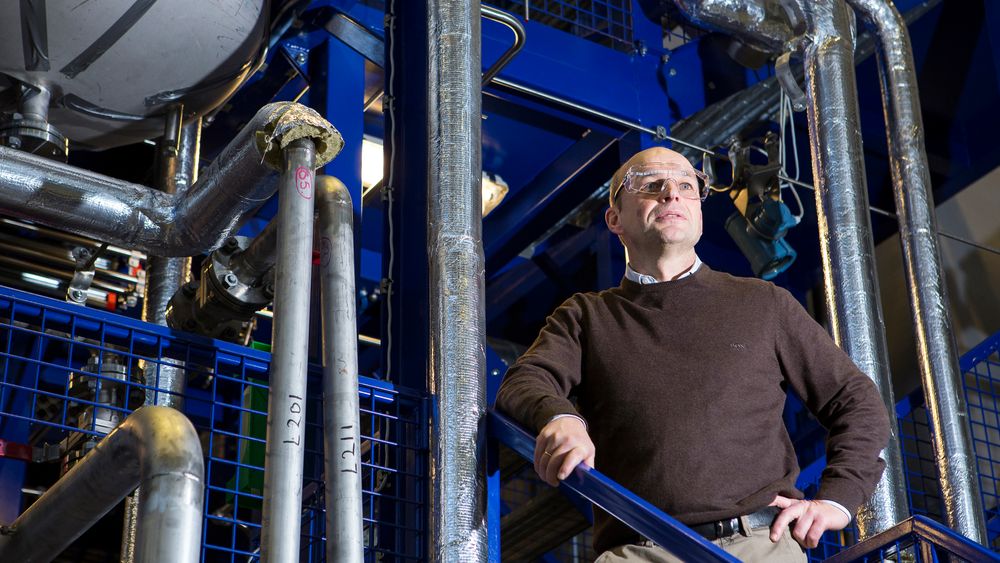 Per Sandberg jobber med forretningsutvikling i Equinor, og ønsker å starte opp hydrogenproduksjon på Tjeldbergodden uten krav om CO2-fangst. Her på Equinors separasjonslab i Trondheim.