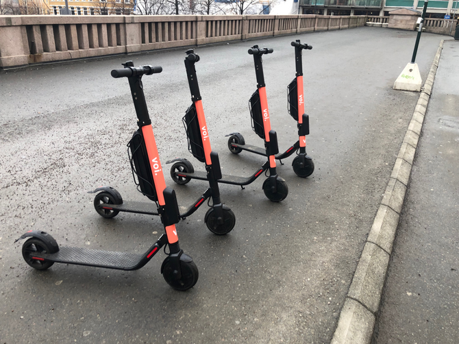 Disse fire sparkesyklene fra Voi Scooter sto parkert ovenfor Youngstorget.