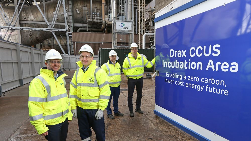 Fra venstre: Chris Rayner i C-Capture, konsernsjef i Drax Power Andy Koss, Caspar Schoolderman i C-Capture og Carl Clayton, i Drax ved pilotanlegget for bio-CCU til kraftprodusenten Drax , som nå har fanget CO2 fra røykgassen fra ren biomasse.