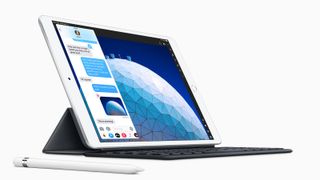Apple iPad Air kan utvides med et såkalt Smart Keyboard og skjermpennen Apple Pencil.