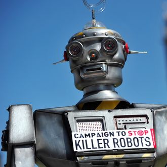 En «drapsrobot» fotografert like ved Big Ben i London under en kampanje i 2013 for å forby autonome våpen.