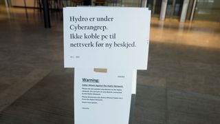 Plakat hos Hydro som viser "Hydro er under cyberangrep. Ikke koble pc til nettverk før ny beskjed".