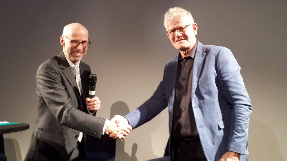 Regionvegsjef Per Morten Lund (tv.) gratulerer Ivar Hol med prisen.