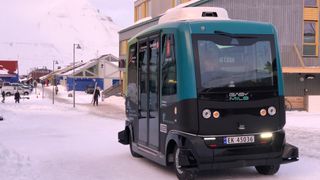 Torsdag fikk folk i Longyearbyen teste ut byens første førerløse buss