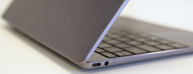 Nærbilde av USB-C-port og 3,5 mm hodetelefonutgang på Huawei Matebook 13.
