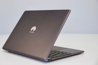 Huawei Matebook 13 bakfra. En stor Huawei-logo synes på baksiden av skjermen.