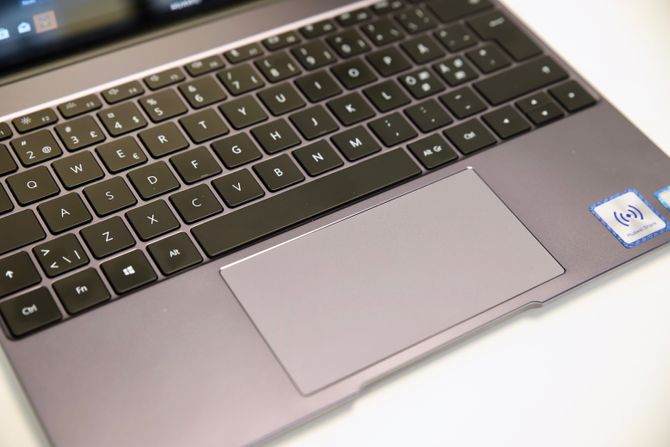 Nærbilde av tastaturet og pekeplaten.