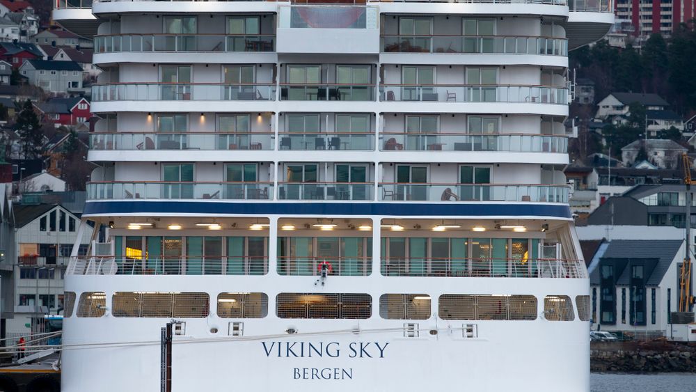 Møbler ligger slengt rundt på balkongene i hekken av Viking Sky.
