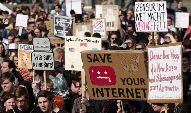Demonstranter i Leipzig, Tyskland, som lørdag 23. mars 2019 protesterte mot opphavsrettsdirektivet som EU planlegger å innføre.