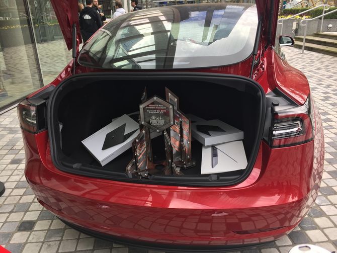 Tesla Model 3 med Pwn2Own-trofén og PC-premier i bagasjerommet.