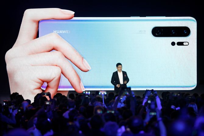 Richard Yu, CEO i Huawei viste Huawei P30 og P30 Pro på et pressearrangementi Paris den 26. mars.