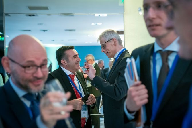 Norges skattedirektør Hans Christian Holte i samtaler med deltakerne på toppmøtet i OECDs skattedirektørnettverk i Santiago i Chile.
