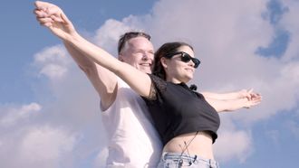 Per Sandberg og Bahareh Letnes blir med på Charterfeber.