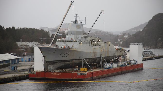 KNM Helge Ingstad ligger fortsatt på lekteren BOA Barge 33 ved Haakonsvern.