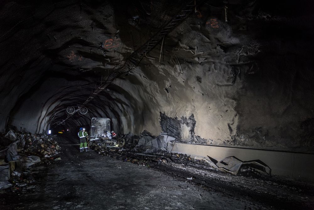 Det brant i Gudvangatunnelen senest 30. mars i år. Geir A. Mo i Lastebileierforbundet sier undersjøiske tunneler og tunneler med stigning er uheldige.