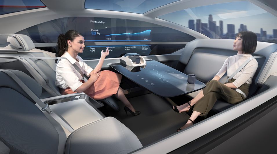 Volvo 360c er en av selskapets konsepter der de leker med ulike typer innredning på framtidas selvkjørende biler. Her er bilen innredet som kontor. 