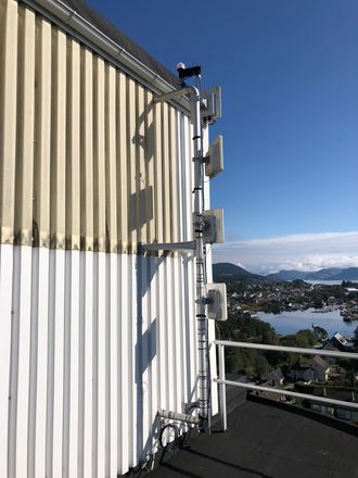 GIR SIGNALER: Denne antennen i Florø sentrum skyter nett til oppdrettslokasjoner over 20 kilometers unna i luftlinje.