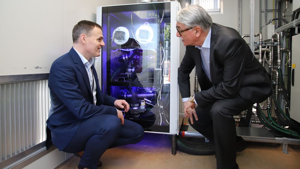 Anders Valland (Sintef OCean) og Rolf Fiskerstrand (Fiskerstrand Holding) studerer brenselcellen på 60 kW fra Hydrogenics.