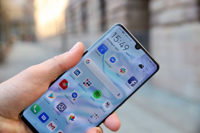 Huawei P30 Pro har en OLED-skjerm som dekker hele fronten.