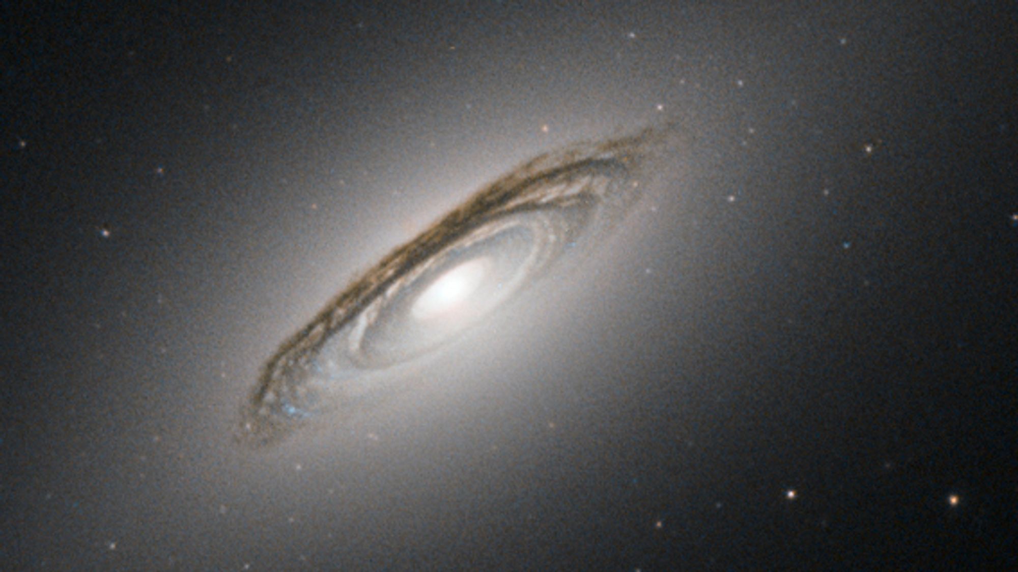 Er vi alene i verdensrommet, eller bare ensomme? Teoriene om hvorfor vi ennå  ikke har kommet i kontakt med annet intelligent liv, er mange. Bildet viser NGC 6861-galaksen.