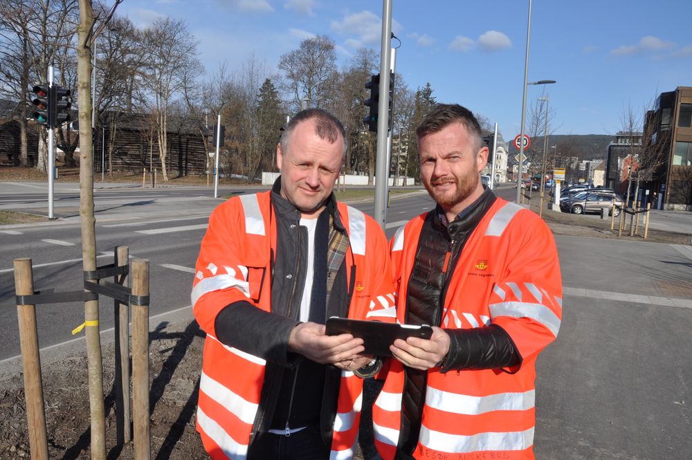PC og Ipad viktigste verktøy under planlegging, prosjektering og bygging av &quot;nye Bjørnson&quot; i Drammen for prosjektleder Tom Hedalen tv. og byggeleder Thomas Holst. 
