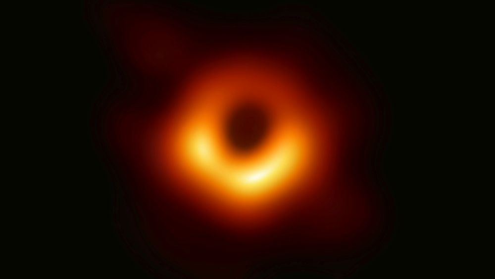 Dette bildet, som ble lagt fram på serie pressekonferanser onsdag, er det første som er tatt av et svart hull. Data fra åtte radioteleskoper er brukt.