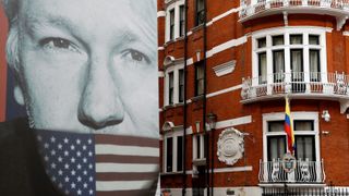 Den ecuadorianske ambassaden i London. Portrett av Julian Assange. 