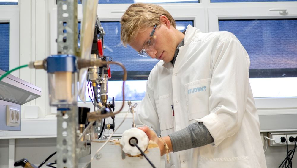 Andreas Leirvik studerer petroleumsteknologi ved NTNU, og skriver masteroppgave om optimering av brønnplasseringer i reservoarer, samt reduksjon av CO2-utslipp i oljebransjen. 