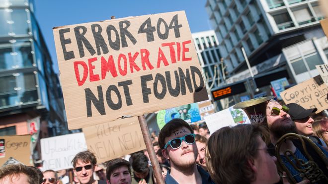 Det var demonstrasjoner i mange tyske byer i helgen. Bildet er fra Stuttgard, hvor det vises en plakat med teksten "Error 404 Demokratie not found".