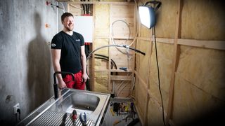 Stig-André  bygger framtidas hytte. Den har solceller, batteri, fjernutkobling og smart elbillading