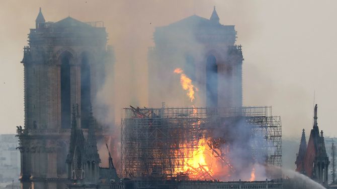 Røyk og flammer stiger opp fra brannen i Notre-Dame-katedralen i Paris den 15. april 2019.