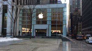 5_Av_Apple_Store_Feb_2017.300x169.jpg