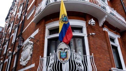 Flagget til Ecuador utenfor landets ambassade i London. 