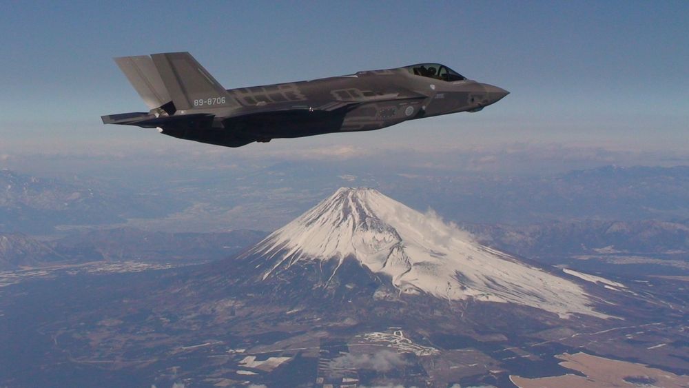 Det andre japanskbygde F-35A (AX-6) ved Fuji-fjellet på vei fra fabrikken i Nagoya til Misawa-basen