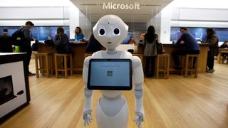 Roboten Pepper ved inngangen til en Microsoft-butikk i Boston