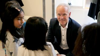 – Endringene skal gi bedre kvalitet, mer åpenhet og bidra til at loven passer bedre til sektoren og at den offentlege finaniseringa kommer barna til gode, sier kunnskapsminister Jan Tore Sanner (H). Bildet er tatt da han besøkte Haugenstien barnehage tidligere i vår.