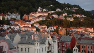 houses-on-the-hill-in-bergen-norway.300x