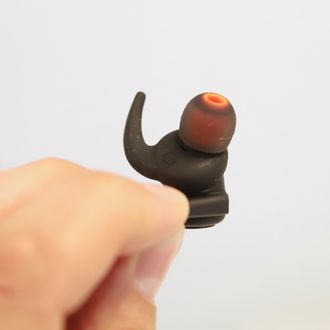 Nærbilde av Creative Outlier One Plus