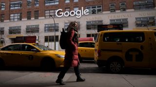 En kvinne går forbi Googles kontor i New York. 