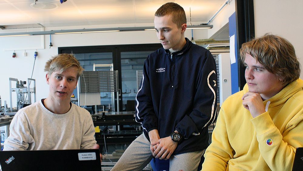 Herman Green Dahle (t.v), Djordje Veljkovic og Henrik Vevatnet holder på å programmere en dronemotor.