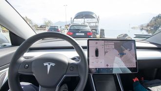 Minimalistisk interiør i Tesla Model 3.