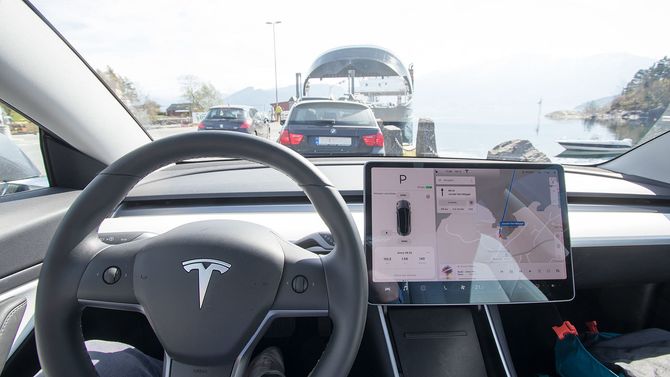 Tesla Model 3.