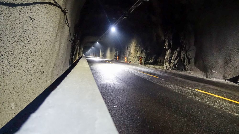 - Vi blir stadig bedre på tunnelsikkerhet i Norge, noe alle de nye tunnelene våre bærer tydelig preg av, mener artikkelforfatteren.