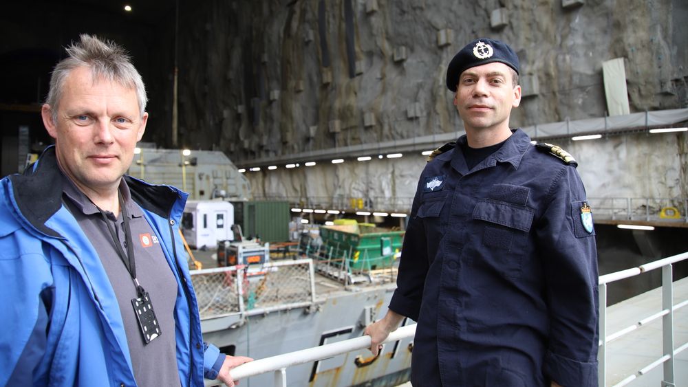 Anders Penna og Arild Øydegard foran tørrdokka med KNM Helge Ingstad på Haakonsvern.